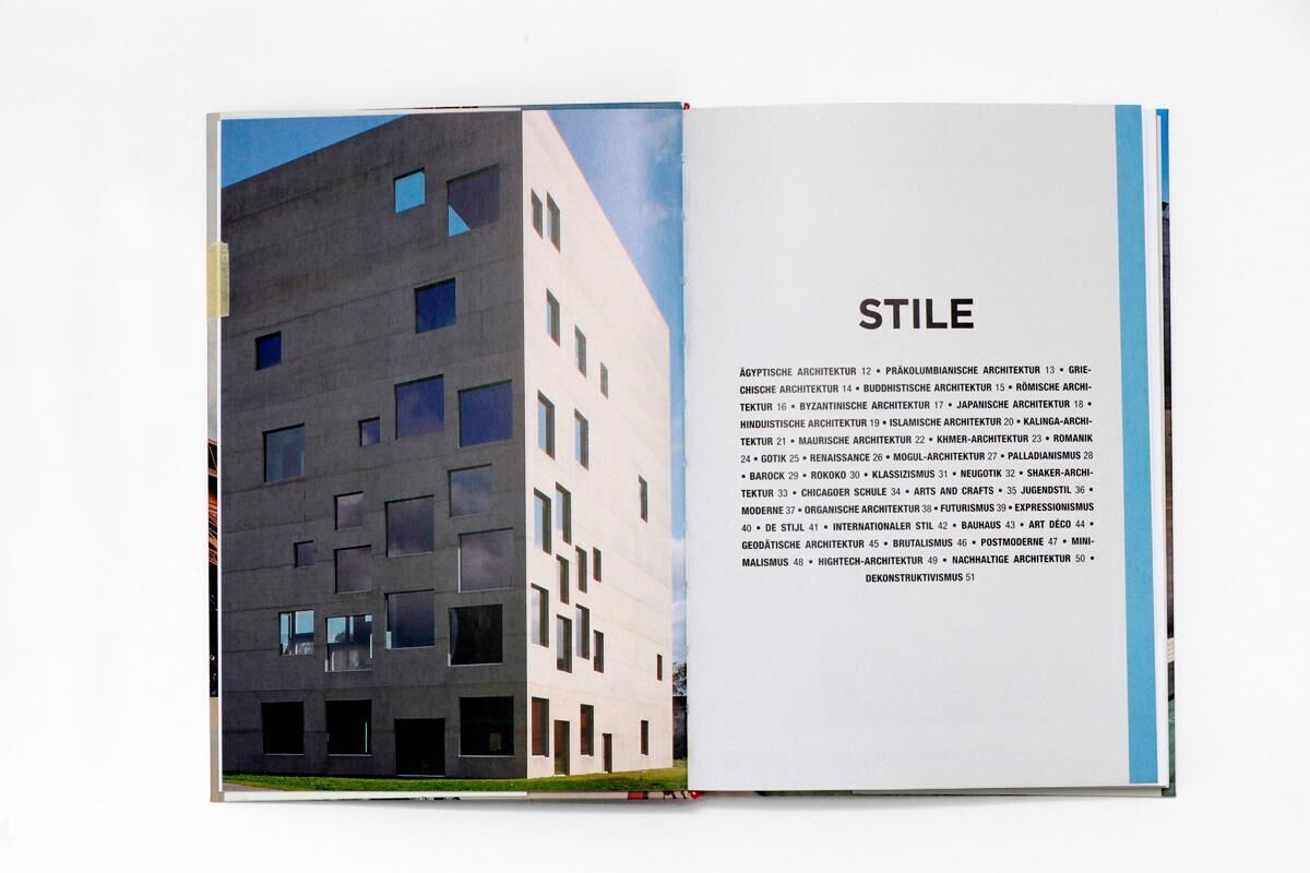 Ein aufgeschlagenes Buch mit dem Titel 'Hodge, Susie: Eine kurze Geschichte der Architektur'. Links eine Seite mit einem Foto eines modernen Gebäudes, rechts eine Seite mit dem Titel 'Stile'.