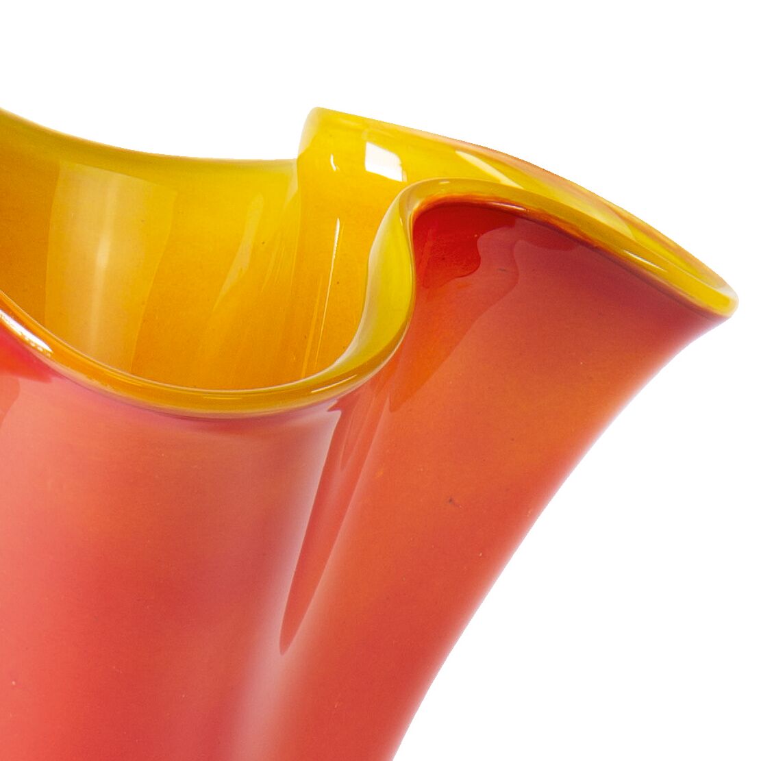 Detailansicht einer handgefertigten Glasvase »Jardin« von Ars mundi mit leuchtendem Farbverlauf von intensivem Rot zu sonnigem Gelb. Die Form erinnert an einen offenen Blütenkelch mit sanft geschwungenem Rand und glänzender Oberfläche.