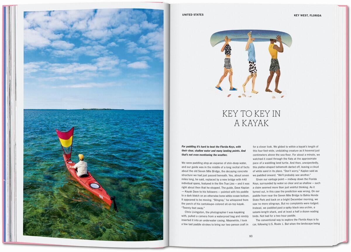 Eine aufgeschlagene Doppelseite eines Reiseführers namens 'The New York Times Explorer. 100 Reisen rund um die Welt'. Auf der linken Seite ist ein Bild einer Person in einem roten Kajak auf türkisfarbenem Wasser zu sehen. Auf der rechten Seite gibt es eine Illustration von vier Personen, die ein Kajak tragen, sowie einen Textabschnitt.