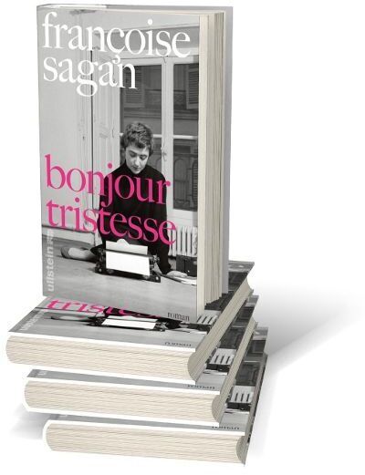 Ein Stapel von fünf Büchern mit dem Titel 'Bonjour Tristesse' von Françoise Sagan. Das Buchcover zeigt ein schwarz-weißes Foto von einer Frau und den Titel in auffälliger pinker Schrift.