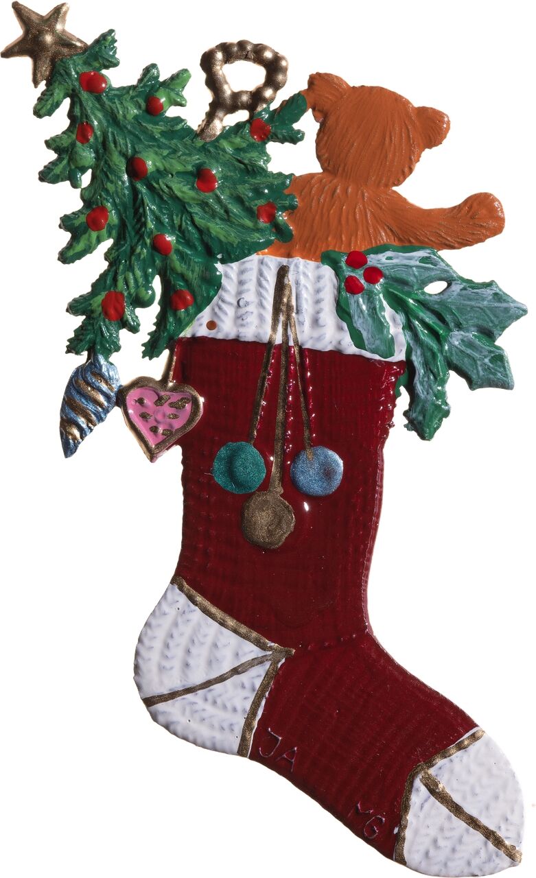 Zinnfigur in Form eines roten Weihnachtsstrumpfs, gefüllt mit einem Teddybär, grünem Weihnachtsbaum, Schmuckanhängern und Stechpalmenzweig; detailreiche Festtagsdekoration mit verschiedenen Farben, vorwiegend Rot, Grün und Weiß.