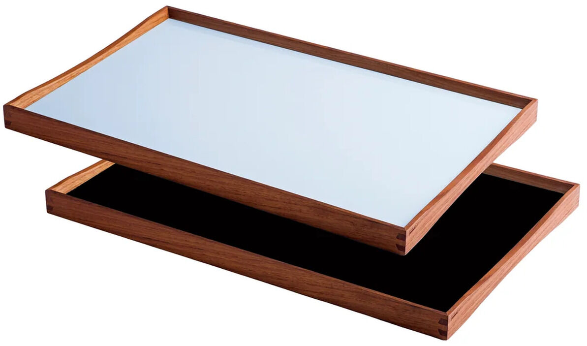 Das Bild zeigt das Finn Juhl Tablett »Turning Tray« von Architectmade mit den Maßen 45 x 23 cm. Der umlaufende Rahmen besteht aus edlem Teakholz; eine Seite ist mit einer schwarzen, die andere mit einer blauen Laminatfläche versehen. Die Eckverbindungen sind präzise gearbeitet und betonen das hochwertige Design.