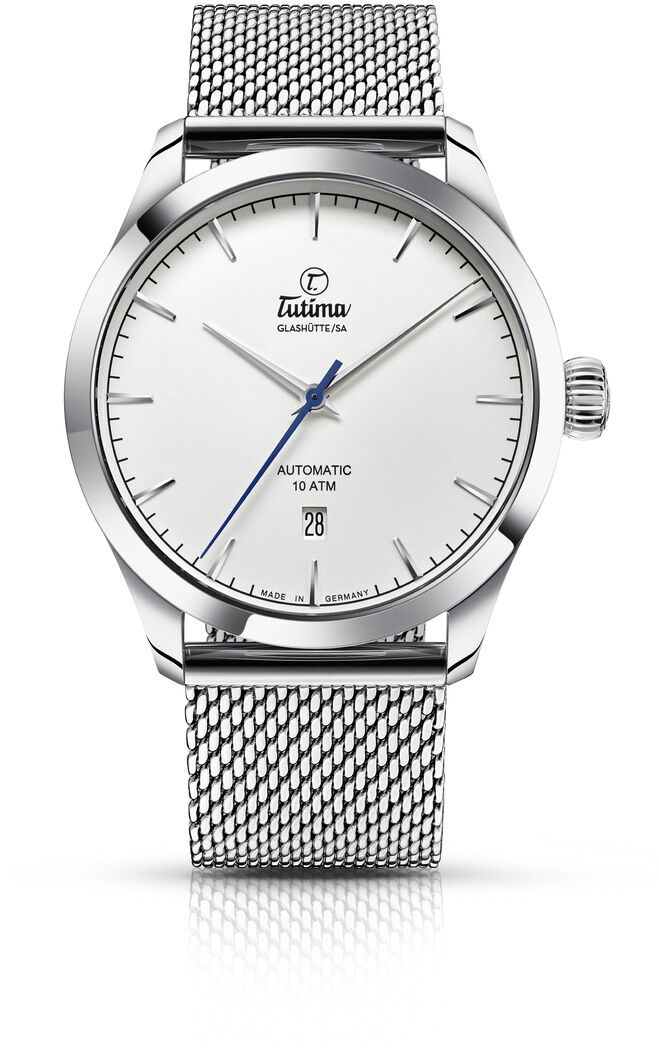 Die ZEIT Sonderedition »Flieger Aero Club« ist eine elegante Automatikuhr mit einem silbernen Mesh-Armband, einem weißen Zifferblatt und blauen Akzenten. Sie verfügt über ein Datum-Fenster und verkörpert klassische Eleganz und deutsche Präzision.