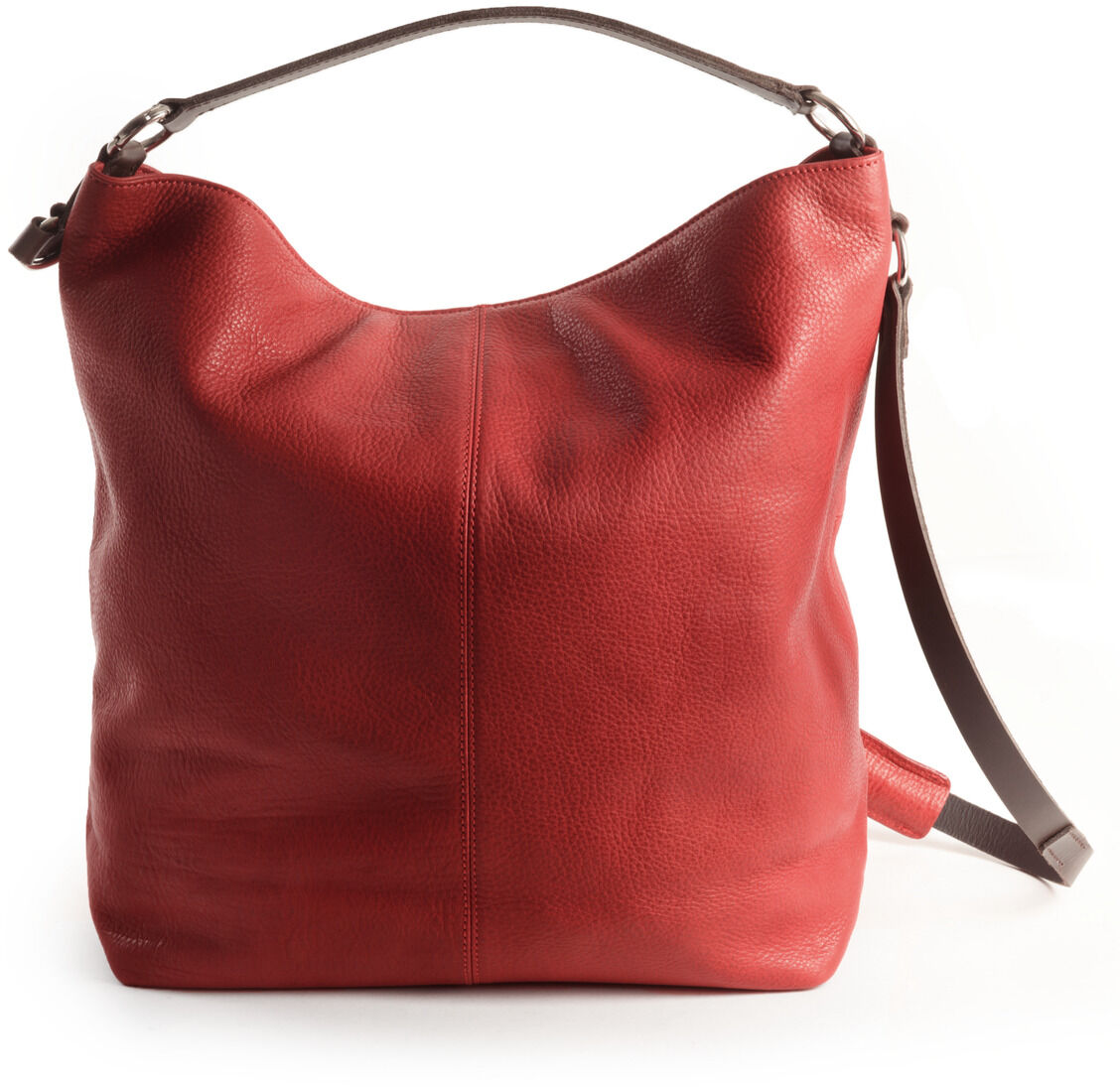 Eine elegante rote Beuteltasche der Marke Chaza Pouch Upend mit braunen Trageriemen aus hochwertigem Leder. Die Tasche ist geräumig und zeitlos im Design.