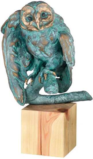 Bronzeskulptur einer Eule mit türkisfarbener Patina auf einem hellen Holzsockel, detailreich gestaltet und in moderner künstlerischer Form ausgeführt.