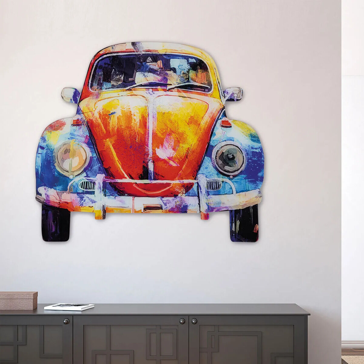 Kunstvolles Wandbild eines bunten, stilisierten VW Käfer im Pop-Art-Stil, montiert über einer modernen Kommode in einem hellen Wohnzimmer. Ideal als Dekoration für Auto-Enthusiasten und Liebhaber von Retro-Kunst.