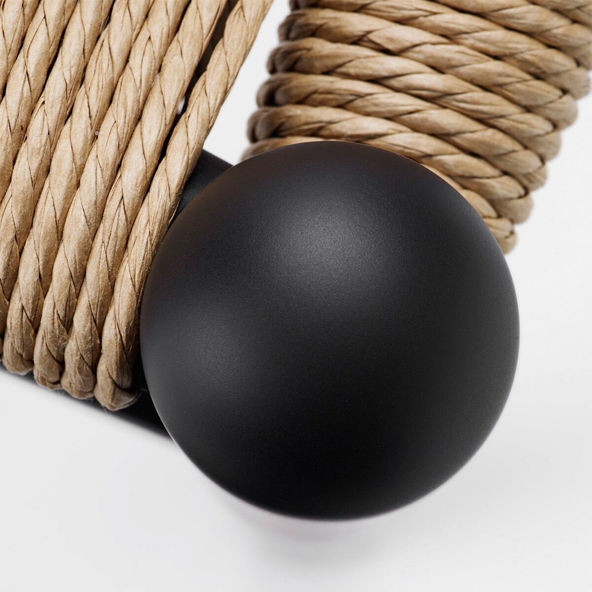 Nahaufnahme eines Stuhls von Carl Hansen, Modell Sonderedition »Stuhl CH24 Soft«. Das Bild zeigt handgewickeltes Seilgeflecht und ein glattes schwarzes Element, das zu einem stilvollen Design beitragen.