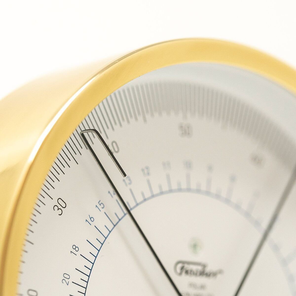 Nahaufnahme eines goldrandigen Hygrometers mit analoger Anzeige, das die Luftfeuchtigkeit misst. Das Produkt ist Teil der ZEIT-Sonderedition und trägt den Namen 'POLAR Haar-Hygrometer'.