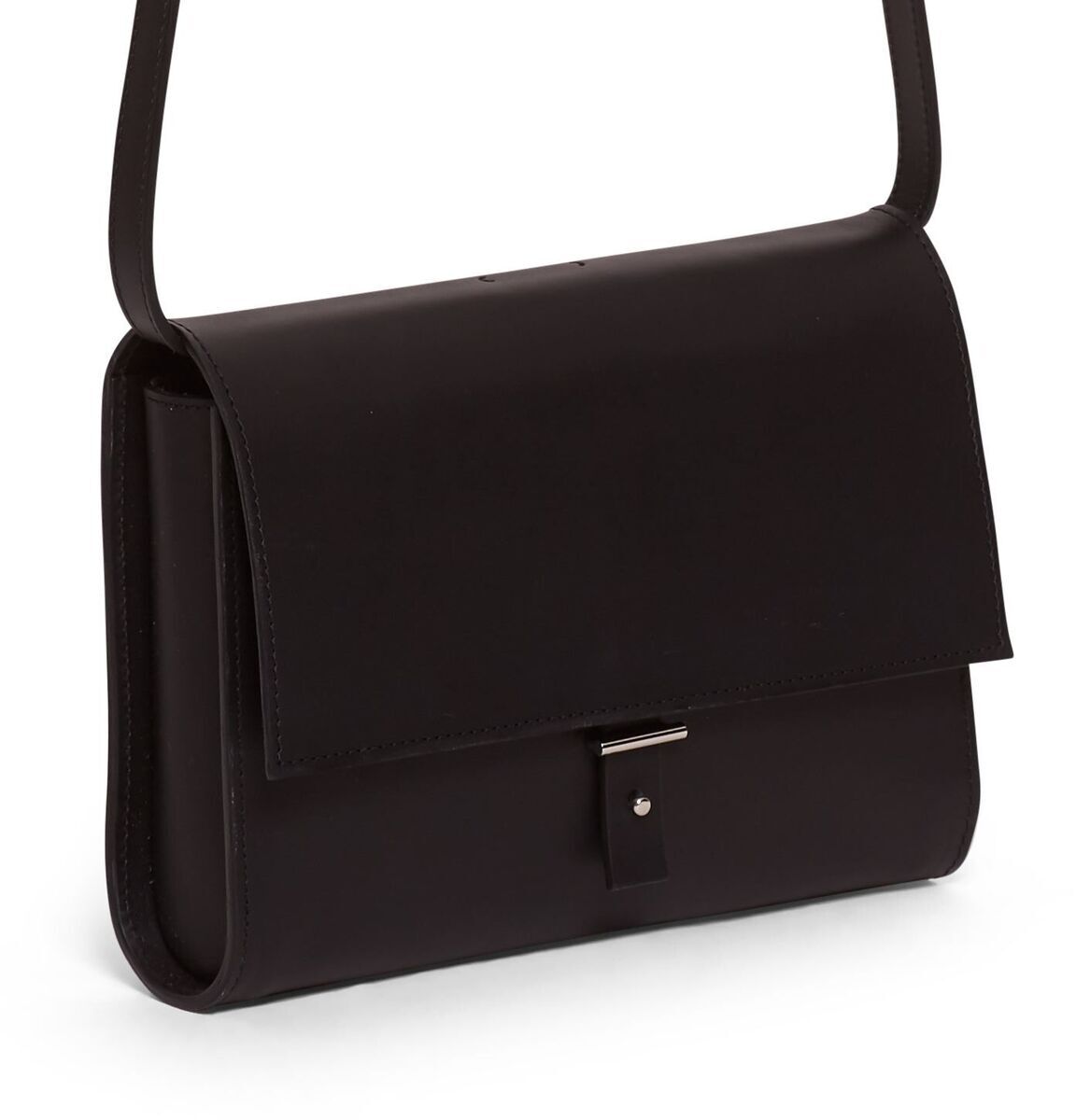 Eine elegante, schwarze Schultertasche aus Leder der ZEIT-Sonderedition »DIE ZEIT 2«. Die Tasche hat einen minimalistischen, zeitlosen Stil mit einem funktionalen Verschluss.