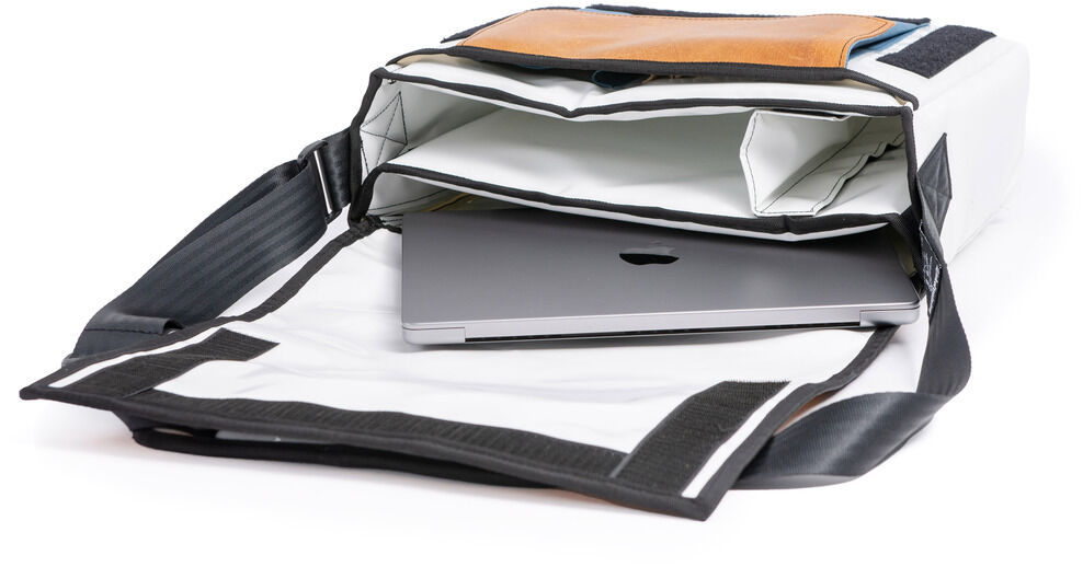 Die ZEIT-Tasche »Kasten« mit schwarzem Gurt ist eine moderne Umhängetasche mit Laptopfach. Sie besteht aus hochwertigem Material und hat ein minimalistisches Design. Perfekt für den Alltag, das Berufsleben und das Studium.