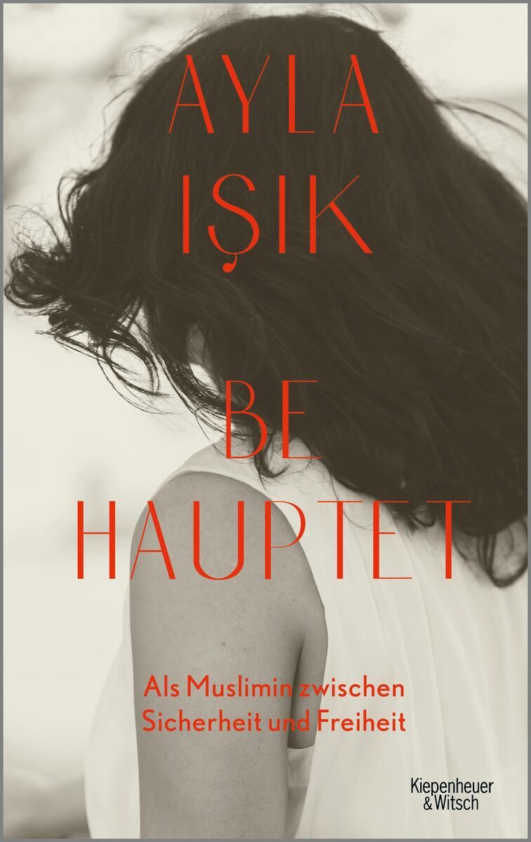 Cover des Buches 'BeHauptet' von Ayla Isik. Eine Frau mit kurzen Haaren und einem weißen Hemd ist von hinten zu sehen. Der Titel sowie der Autorenname sind in roter Schrift auf dem Bild platziert. Unten rechts steht der Schriftzug des Verlags Kiepenheuer & Witsch.