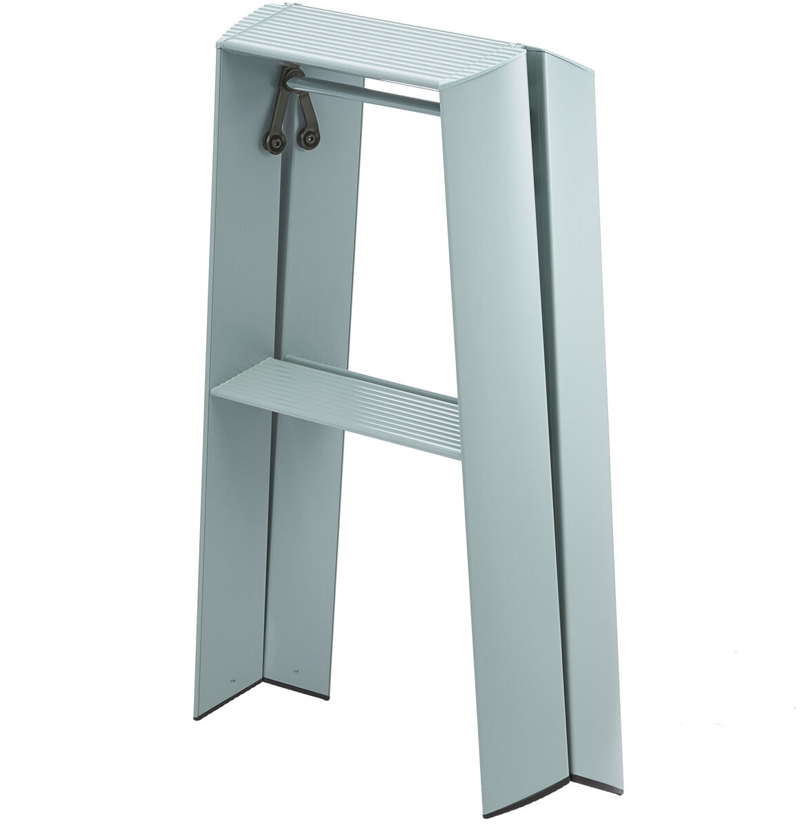 Eine moderne, hellblaue Klapp-Trittleiter mit zwei Stufen aus Metall steht aufrecht auf einem weißen Hintergrund. Das minimalistische Design eignet sich für den Einsatz im Haushalt, insbesondere zum sicheren Erreichen höher gelegener Stellen.