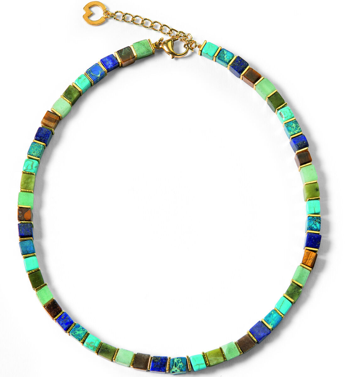 Collier 'Bergsee' von Petra Waszak: Eine elegante Halskette mit quadratischen grünen und blauen Steinen sowie goldenen Akzenten. Kunstvolles Design.