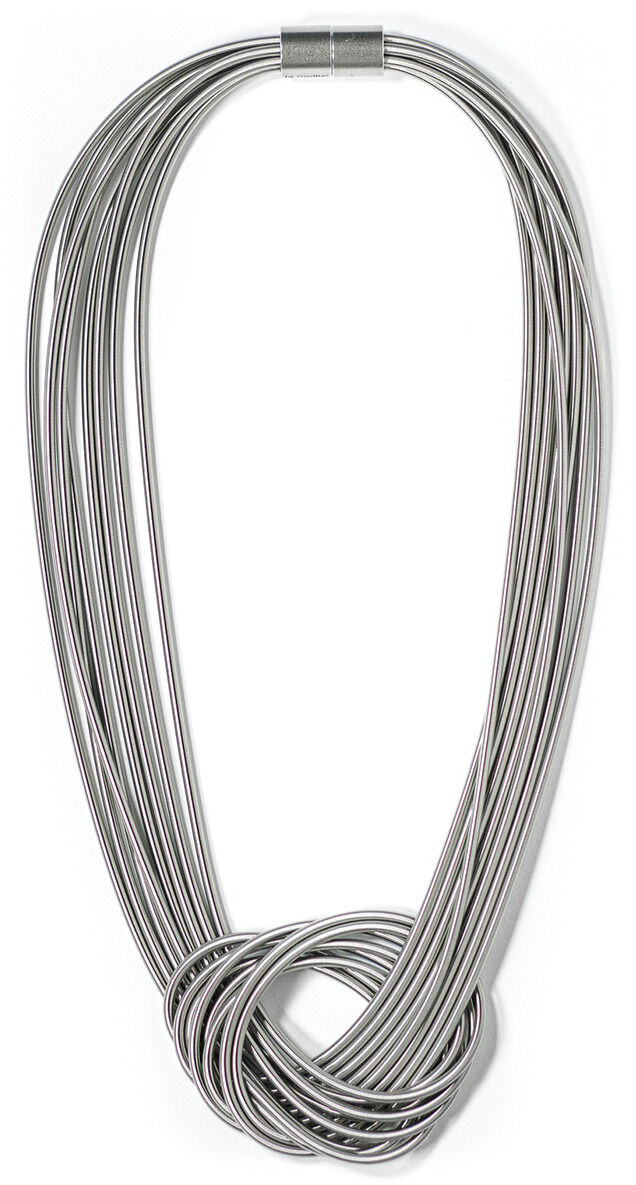 Das Bild zeigt eine elegante, silberne Halskette im Twist-Design. Die moderne und minimalistische Kette besteht aus mehreren geflechteten Metallsträngen mit einem schlichten Verschluss.