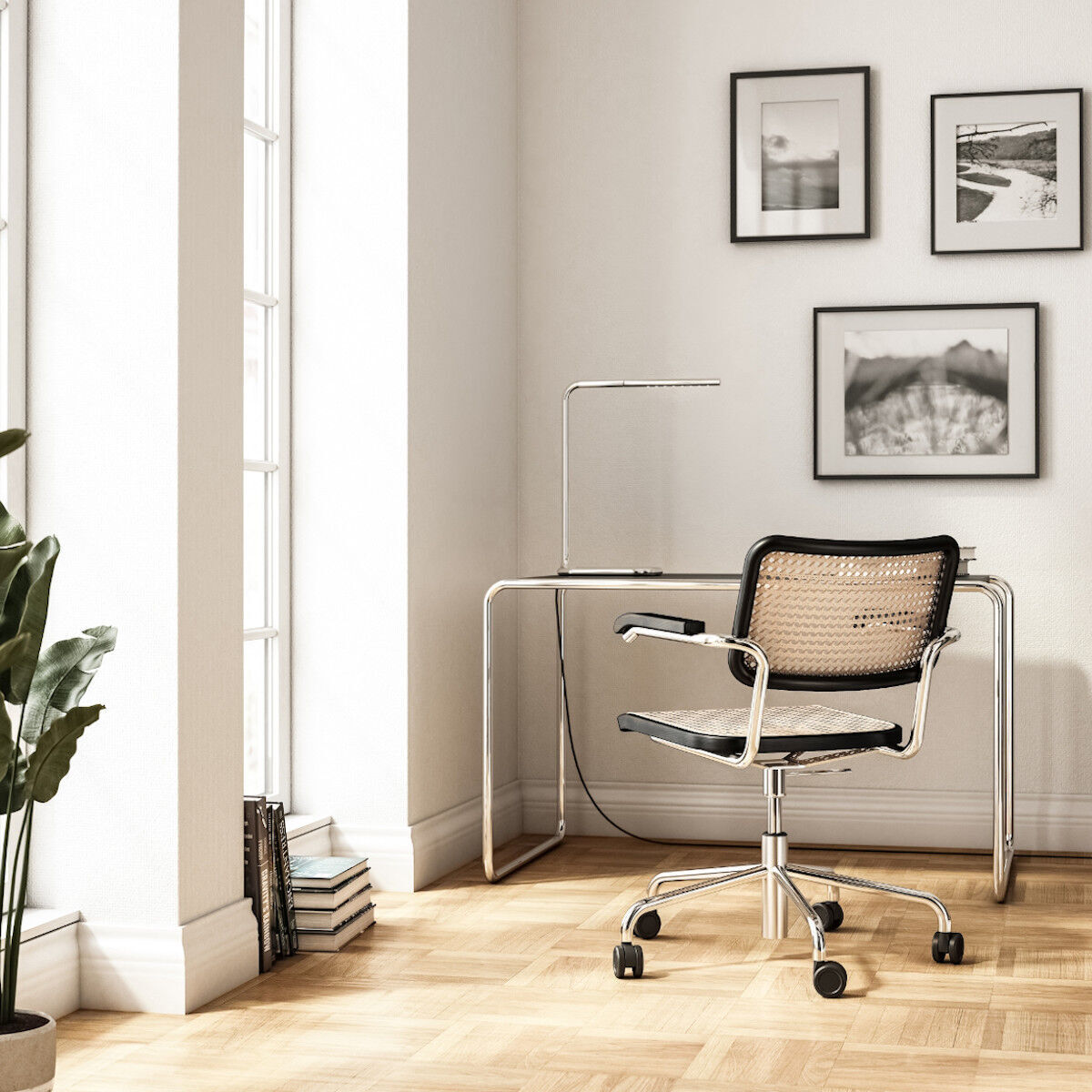 Ein moderner Schreibtischstuhl »S 64 Atelier« von Thonet in einem elegant eingerichteten Büro mit Holzboden und Wandbildern. Ein minimalistischer, ergonomischer Stuhl auf Rollen mit schwarzem Sitz und Netzrückenlehne.
