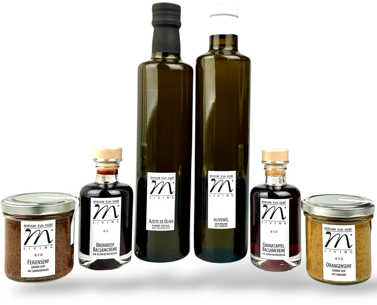 Ein hochwertiges Gourmet-Set bestehend aus sechs Feinkost-Produkten in verschiedenen Gläsern und Flaschen, darunter Olivenöl, Essig, Aufstriche und Gewürze. Die Produktlabels tragen ein einheitliches Design mit klarer Schrift, alle Artikel sind vor weißem Hintergrund arrangiert. Ideal als Geschenk für Feinschmecker und Liebhaber mediterraner Köstlichkeiten.