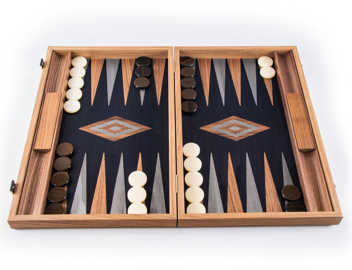 Ein hochwertiges Backgammon-Spielbrett aus Walnussholz mit Schwarzeiche und grauen Intarsien. Das Spielbrett ist geöffnet und zeigt die Spielsteine in den Farben Weiß und Braun, die symmetrisch auf beiden Seiten des Brettes angeordnet sind.