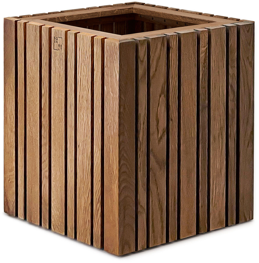 Das Bild zeigt ein Pflanzgefäß aus Holz mit der Bezeichnung »GrowMORE«. Das Gefäß hat eine quadratische Form und besteht aus vertikalen Holzleisten, die eine natürliche und rustikale Optik vermitteln. Es eignet sich für den Einsatz sowohl im Innen- als auch im Außenbereich und ist besonders dekorativ für Gärten, Terrassen und Balkone.