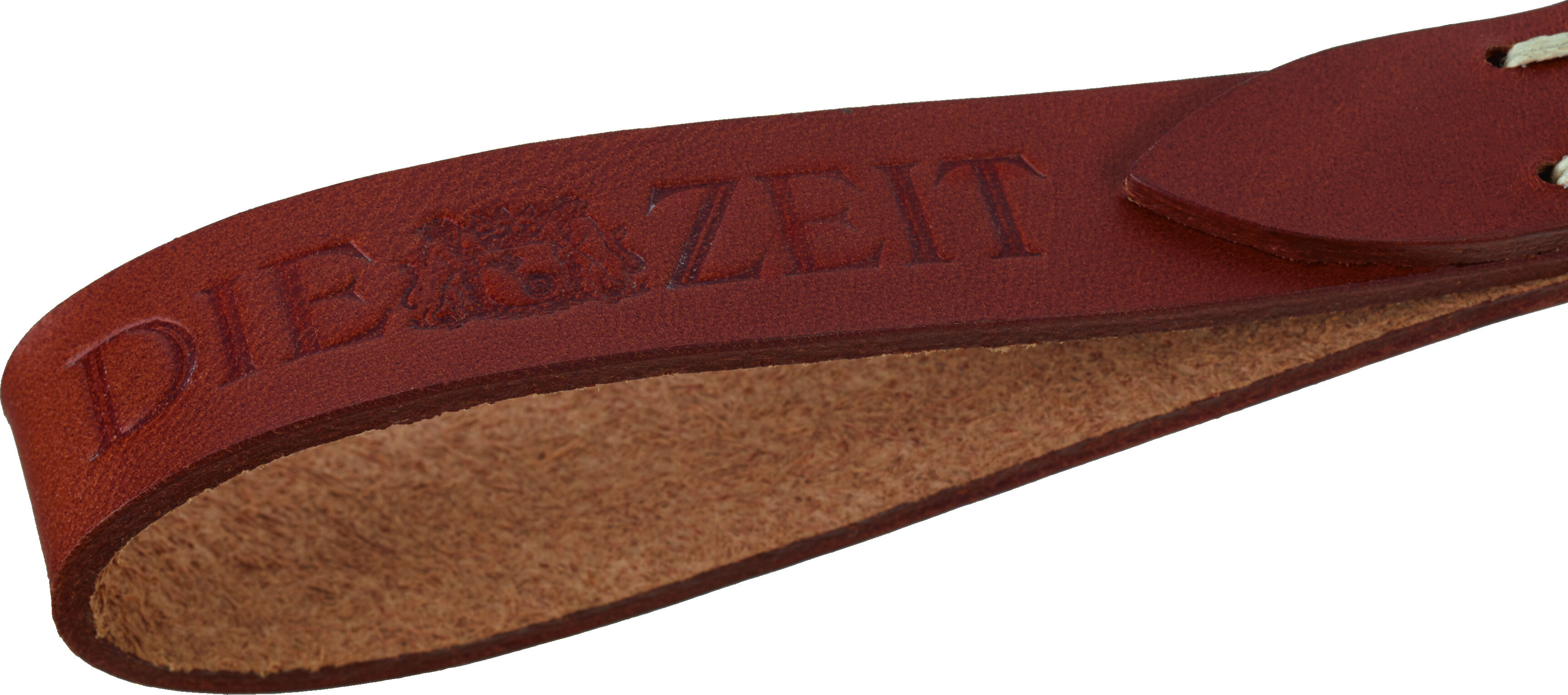 Roter Leder-Schlüsselanhänger der ZEIT Kollektion mit eingraviertem Schriftzug 'DIE ZEIT' in einer eleganten, minimalistischen Ausführung.
