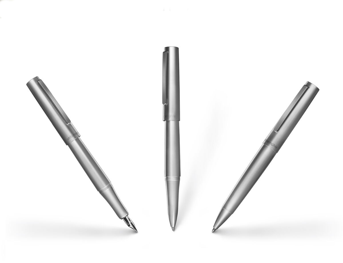 Das Bild zeigt einen silbernen Rollerball-Stift der »Bold Edition«, der dreimal in verschiedenen Winkeln abgebildet ist. Der Stift hat ein modernes, elegantes Design und sieht professionell und hochwertig aus.