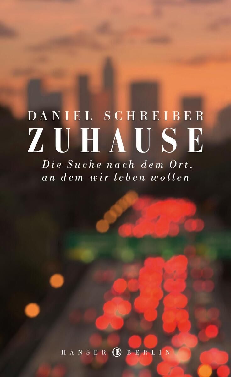 Buchcover von 'Zuhause' von Daniel Schreiber, veröffentlicht von Hanser Berlin. Es zeigt eine unscharfe städtische Landschaft bei Dämmerung mit Lichtspuren von Autos.