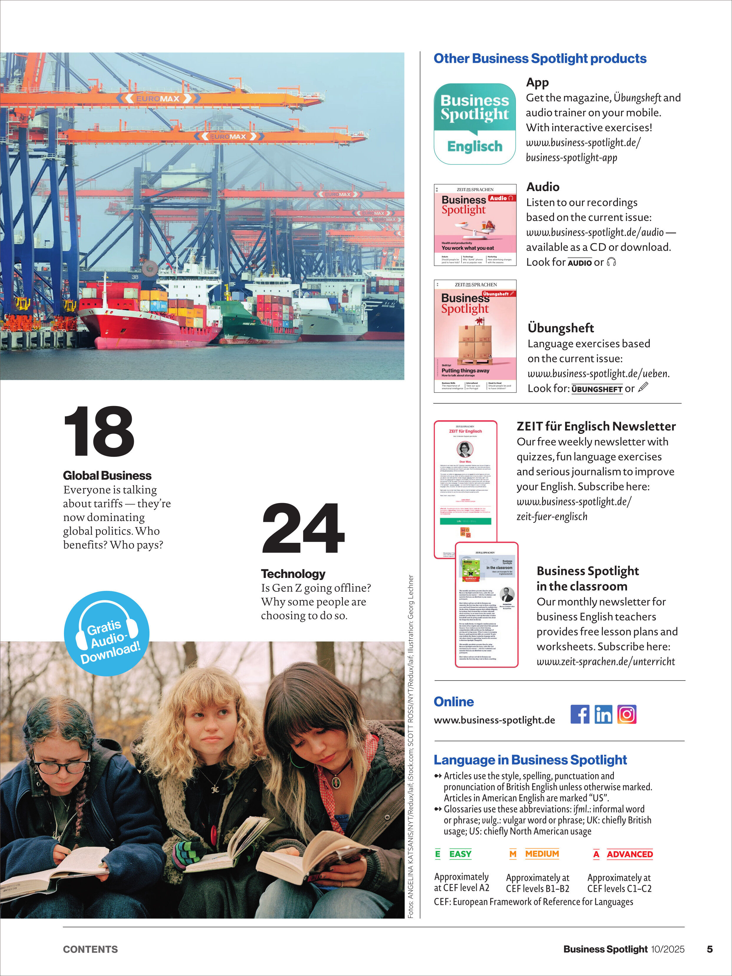 Titelseite des Business Spotlight Magazins 10/2025 mit einem Foto eines Hafenareals mit Containerschiffen und Kränen. Die Seite zeigt verschiedene Rubriken des Magazins, Hinweise zu digitalen Lernangeboten in Englisch sowie Fotos von Menschen, die im Freien lesen. Im rechten Bereich werden weitere Business Spotlight Produkte und Online-Angebote vorgestellt.