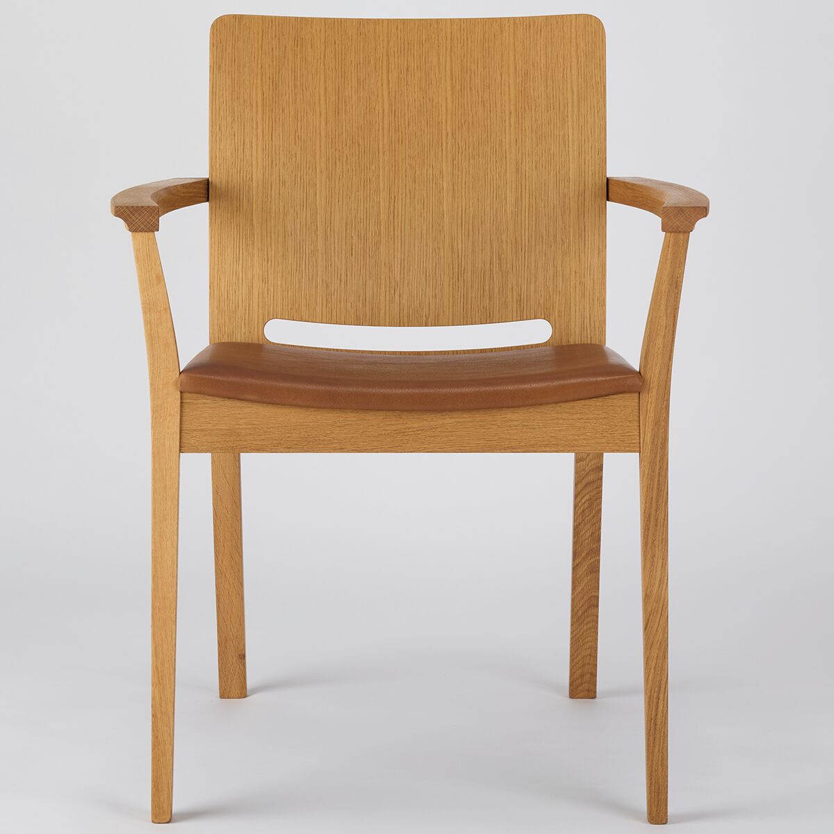 Ein moderner Armlehnstuhl aus Holz mit Sitzfläche in hellem Braun. Das Design ist minimalistisch und elegant, ideal für Innenräume.