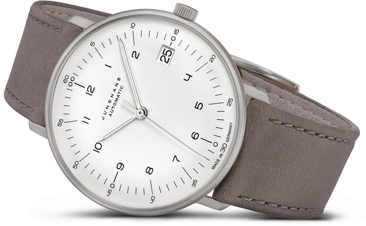 Bild einer ZEIT-Kollektion »Max Bill Kleine Automatic« Armbanduhr mit einem weißen Zifferblatt, automatischem Werk, Tagesanzeige und grauem Lederarmband.