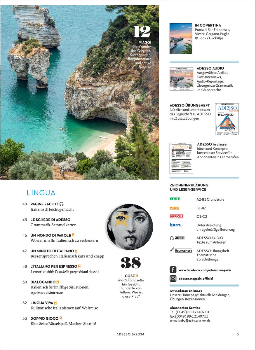 Titelbild des Adesso Magazins Ausgabe 08/2024. Es zeigt eine malerische Klippenszene mit einem türkisfarbenen Meer, einem Sandstrand und einer üppigen, grünen Vegetation. Oben rechts sind Artikel aufgelistet, die in der Ausgabe zu finden sind, mit einem Fokus auf Italienisch lernen und Reisen.