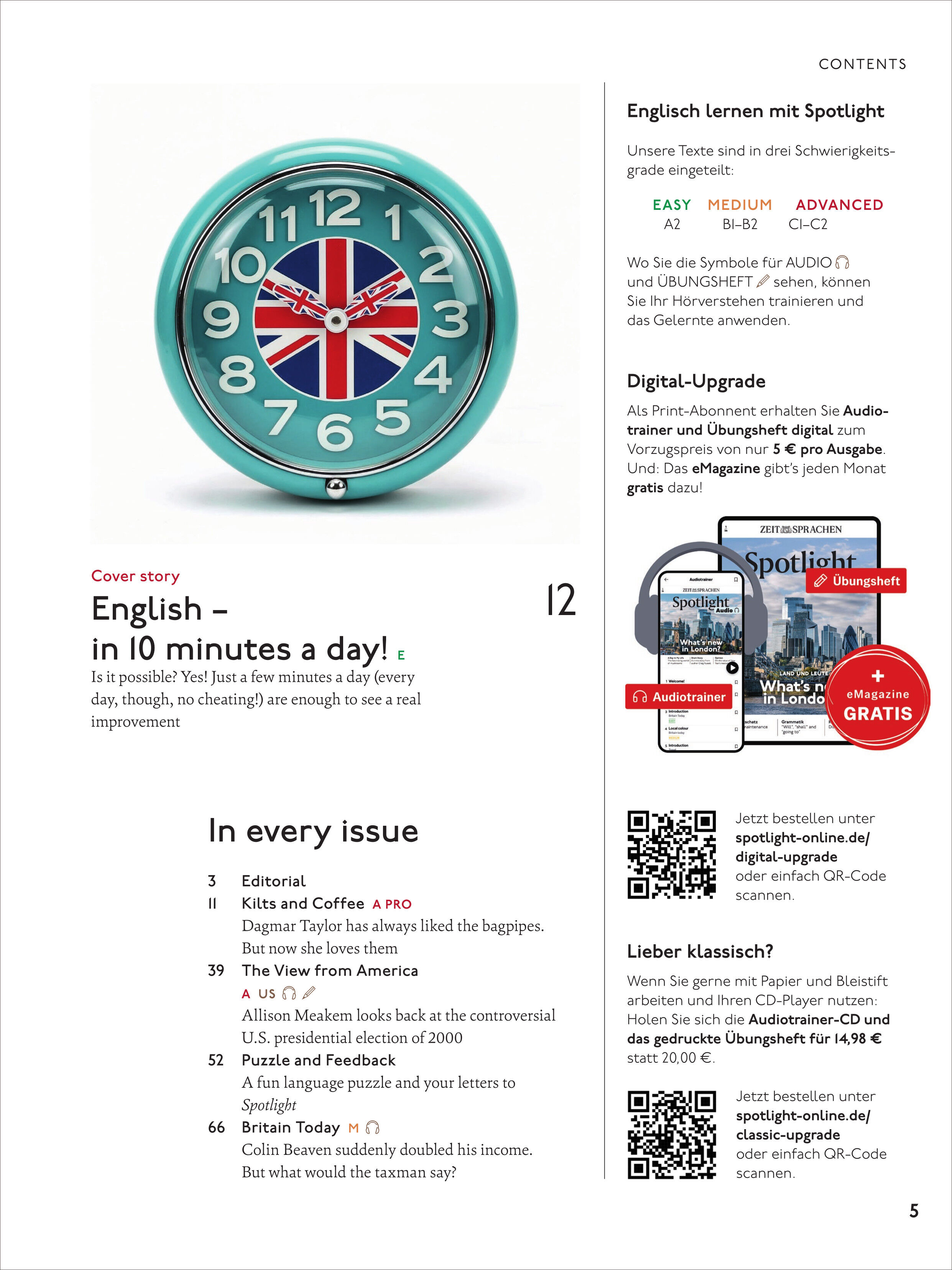 Auf einer Magazinseite ist oben links eine große, runde Wanduhr mit türkisfarbenem Rahmen und Union-Jack-Zifferblatt abgebildet. Unten rechts sieht man einen digitalen Gerätevergleich für das Spotlight Magazin mit Tablet, Smartphone und Heft. Rechtstext informiert über Sprachlevel und Abo-Angebote.