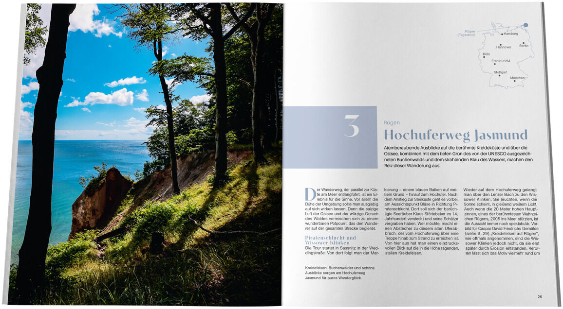Ein aufgeschlagenes Buch der ZEIT-Edition »WanderGlück« zeigt eine wunderschöne Naturaufnahme eines Klippenwegs mit Blick auf das Meer unter blauem Himmel. Rechts daneben befindet sich eine Seite mit Informationen über den Hochuferweg Jasmund, inklusive einer Karte und textlicher Beschreibung.