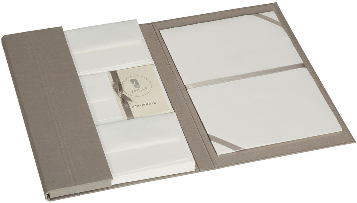 Eine geöffnete Mappe mit edlem Büttenpapier und Umschlägen, arrangiert in eleganten Taschen. Die Mappe ist beige-braun und die Papiere sind weiß.