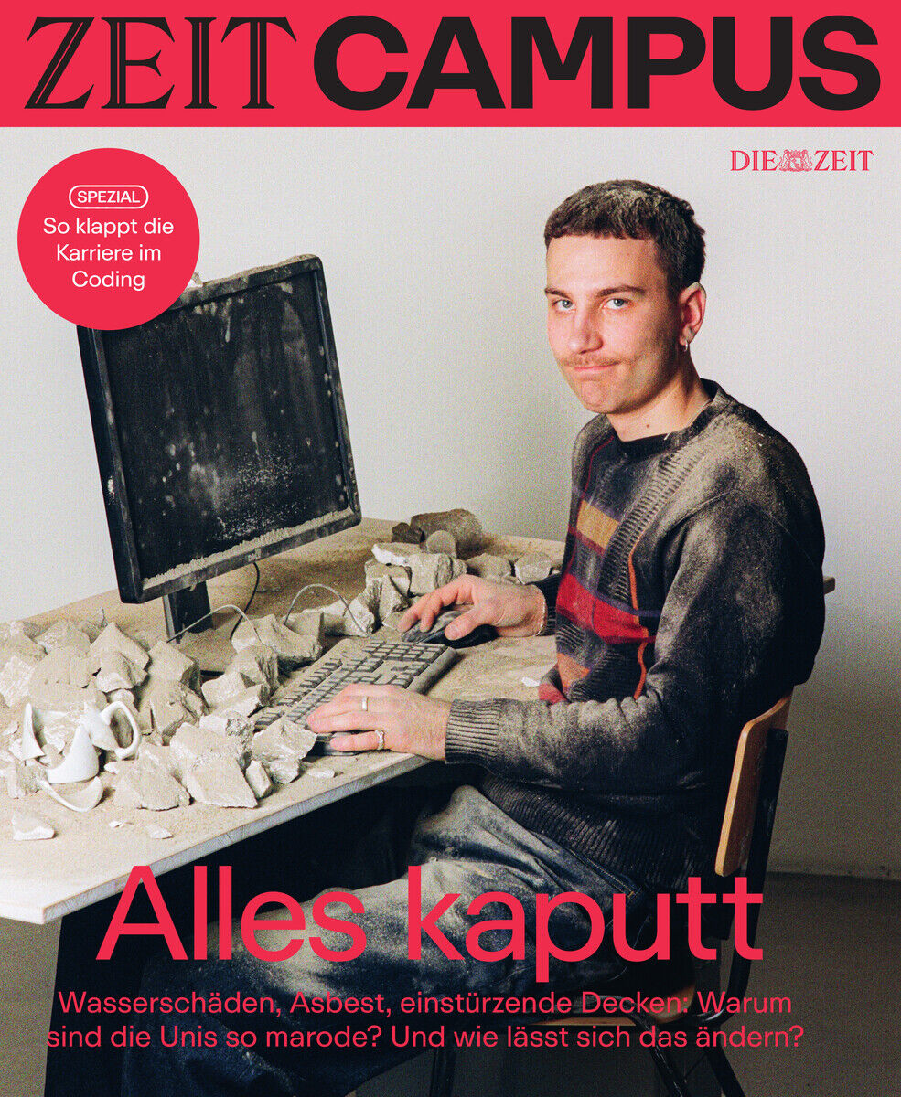 ZEIT CAMPUS Magazin 2/25 mit dem Titel 'Alles kaputt'. Ein junger Mann sitzt vor einem beschädigten Computer, umgeben von Schutthaufen. Thematisiert Wasserschäden, Asbest und marode Zustände an Universitäten. Der Titel ist in großen roten Buchstaben.