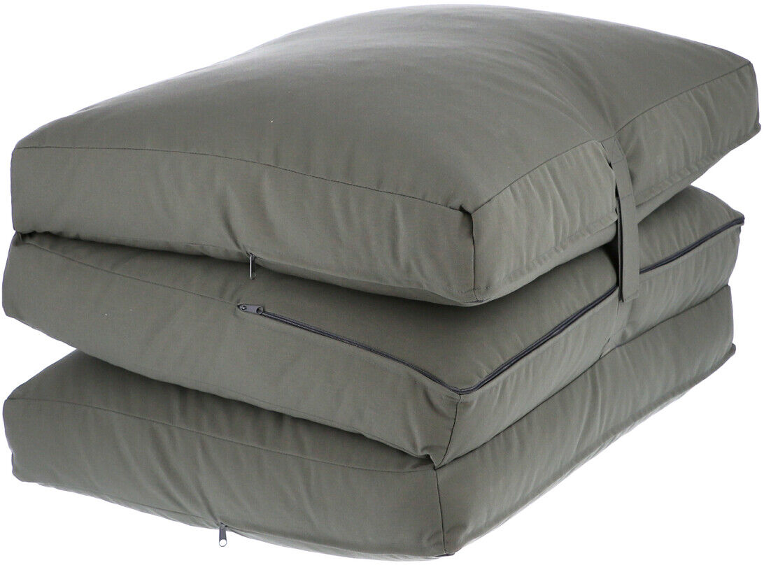 Eine grüne, faltbare Gartenmatratze mit dem Namen »Sheffield«. Sie ist dreifach übereinander gelegt und wird von einem Reißverschluss und einem Halteband zusammengehalten.