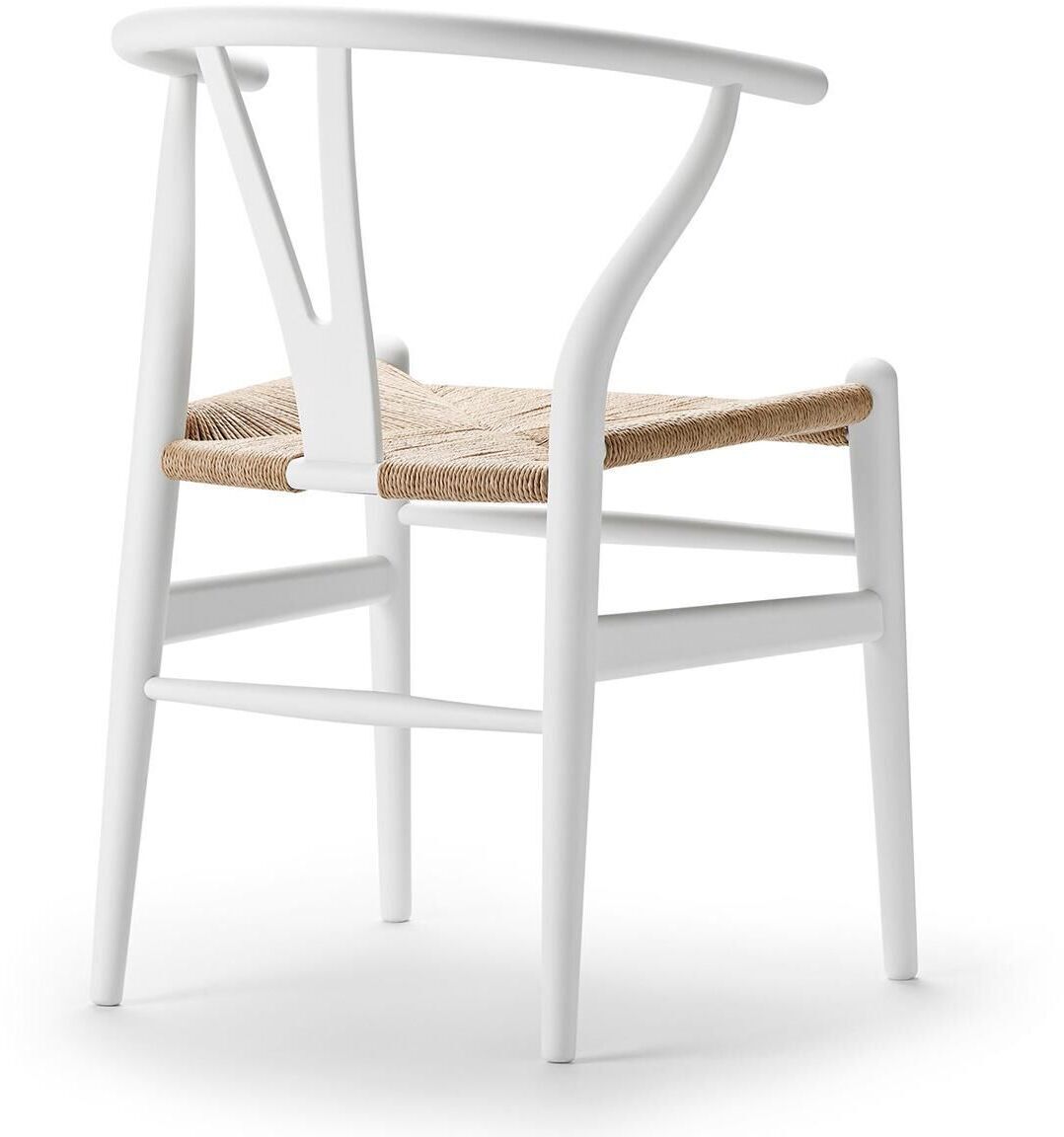 Ein weißer Holzstuhl des Modells CH24 Soft von Carl Hansen, mit einer Sitzfläche aus natürlichem Material und einer minimalistischen, skandinavischen Designästhetik.