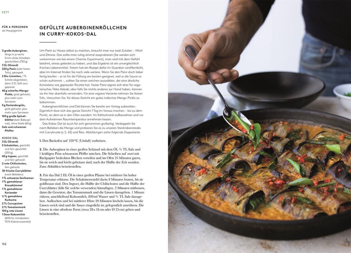 Ein Bild aus dem Buch 'Flavour' von Yotam Ottolenghi. Das Bild zeigt ein Rezept für gefüllte Auberginenröllchen in Curry-Kokos-Dal in einer Pfanne.