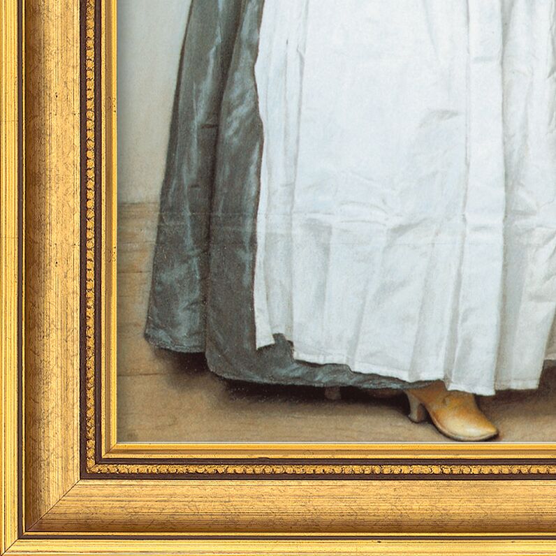 Ausschnitt eines klassischen Gemäldes in einem goldfarbenen, verzierten Holzrahmen. Zu sehen sind die unteren Teile eines langen, grauen Rockes, der vor einem hellen Hintergrund hängt, und ein weißer Überwurf. Rechts unten ist ein Teil eines Fußes mit elegantem Schuh sichtbar.