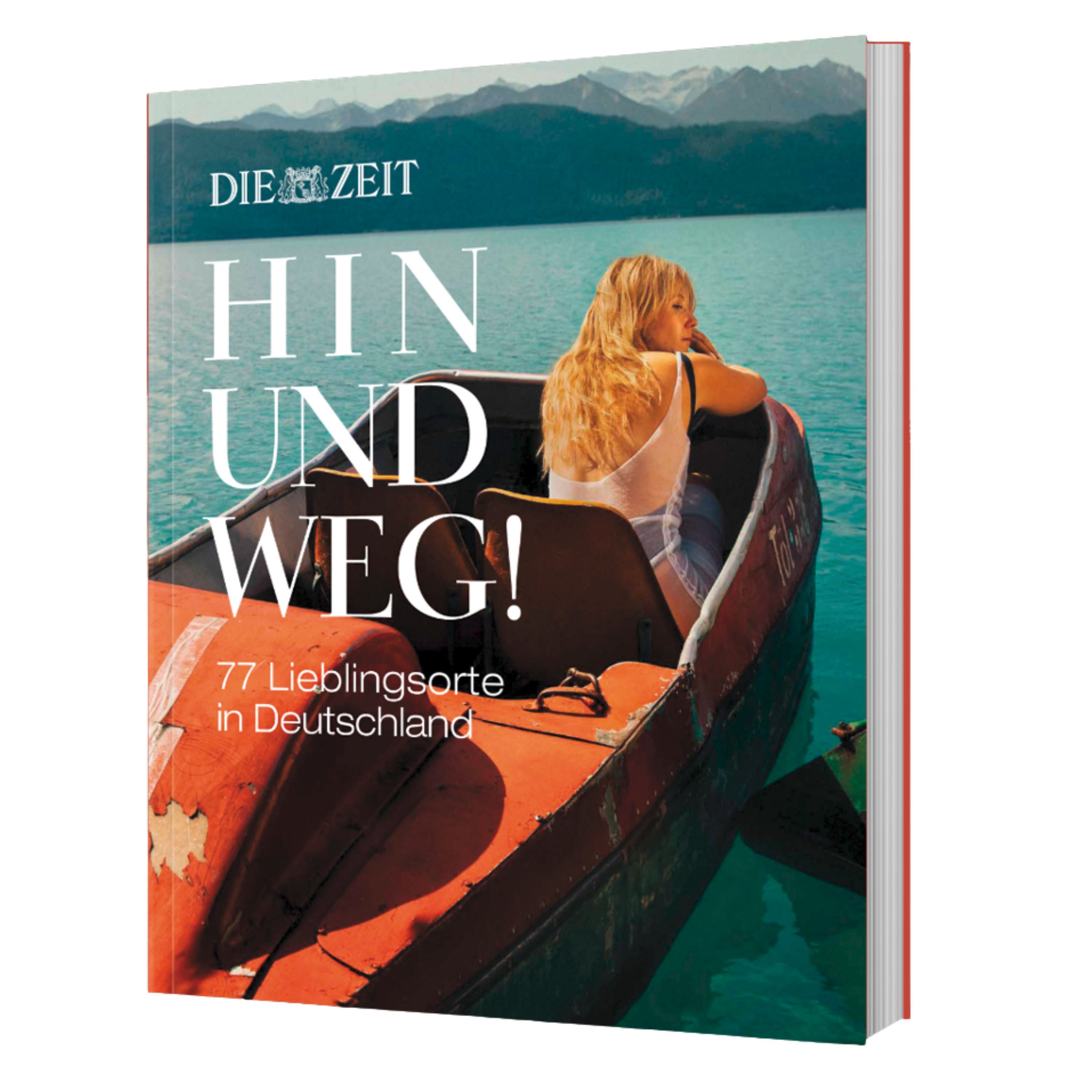 Hardcover-Buch mit dem Titel „Hin und weg! 77 Lieblingsorte in Deutschland“ von DIE ZEIT. Auf dem Cover sitzt eine Frau mit langen blonden Haaren in einem alten roten Tretboot auf klarem türkisblauen Wasser vor malerischer Bergkulisse, entspannter Sommerstimmung.