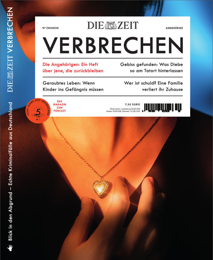 Das Cover der Zeitschrift ZEIT Verbrechen 20/23 zeigt den Titel 'Die Zeit Verbrechen' auf weißem Hintergrund oben, mit einem orangenen Bereich darunter, auf dem eine Person eine Halskette mit Anhänger in den Händen hält.