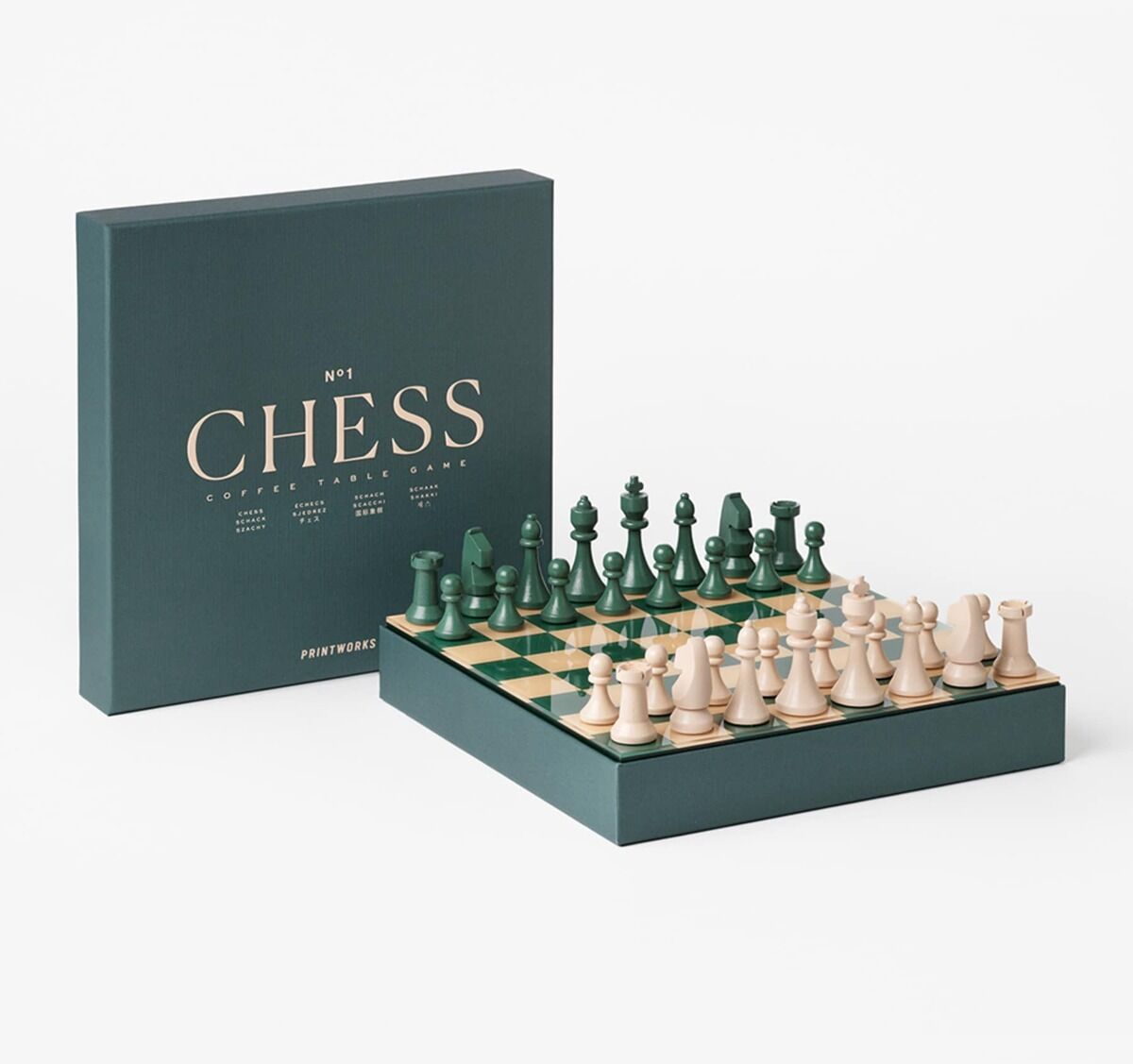 Zeigt ein klassisches Schachspiel mit einem grünen und cremefarbenen Spielbrett sowie passenden Schachfiguren. Die Schachtel trägt die Aufschrift 'Chess' und steht offen hinter dem aufgebauten Spiel. Das Design wirkt modern und elegant.