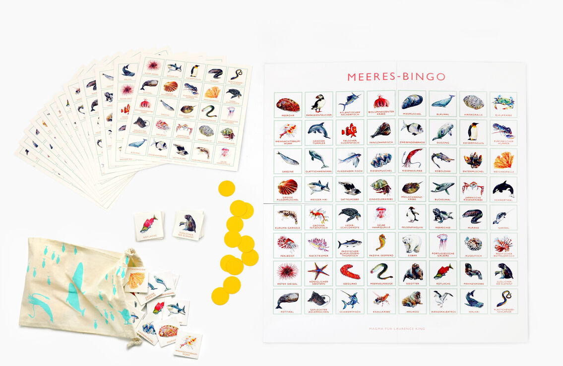Das Bild zeigt ein »Meeres-Bingo«-Spielset, bestehend aus einem Spielbrett mit verschiedenen Illustrationen von Meerestieren, mehreren Bingo-Karten, gelben Markierungssteinen und kleinen quadratischen Kärtchen. Die Farben des Spiels sind hauptsächlich Weiß, Blau, Gelb, Rot und Grün.