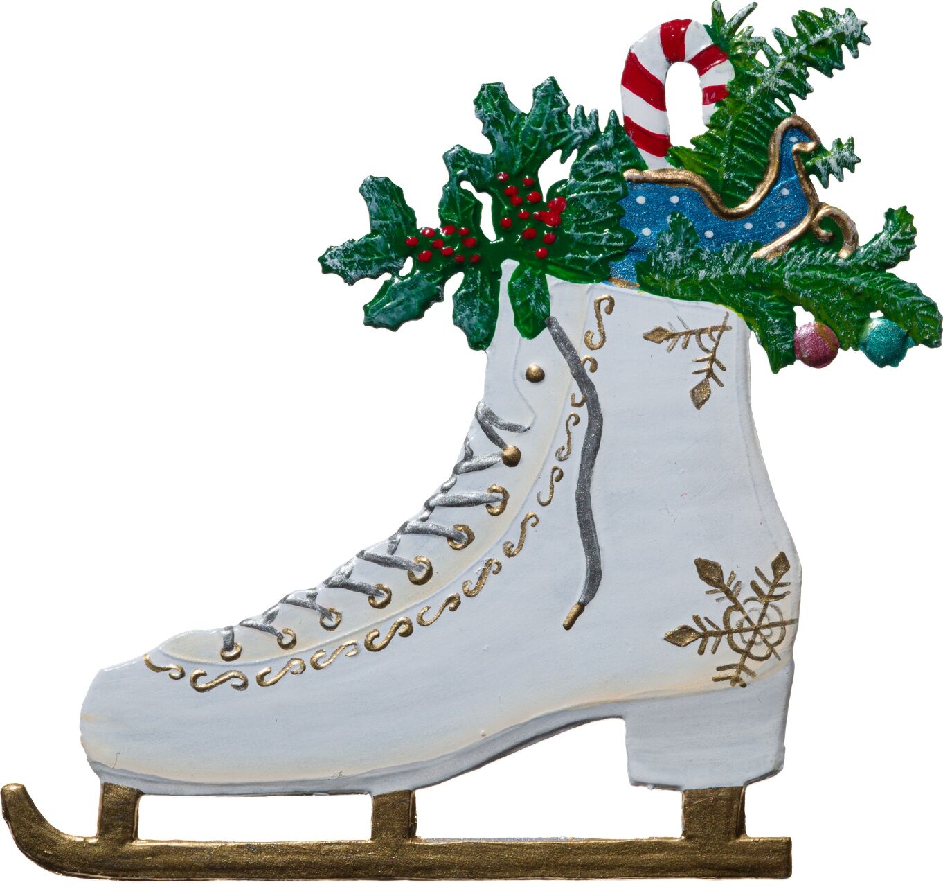 Zinnfigur in Form eines weißen Schlittschuhs mit goldenen Verzierungen, dekoriert mit grünen Tannenzweigen, roten Beeren, einer Zuckerstange und einem blauen Schlitten auf der Rückseite, auf weißem Hintergrund. Die Figur symbolisiert weihnachtliches Winterflair.