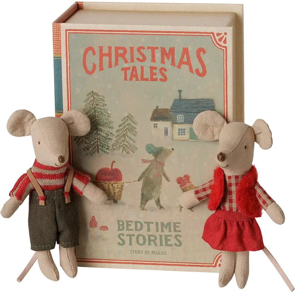 Zwei kleine Stoffmäuse von Maileg in festlicher Kleidung sitzen vor einem Buchkarton mit Weihnachts-Illustration. Das Buch trägt die Aufschrift „Christmas Tales Bedtime Stories“. Die Szene ist liebevoll und winterlich gestaltet, ideal als Geschenk oder Dekoration.