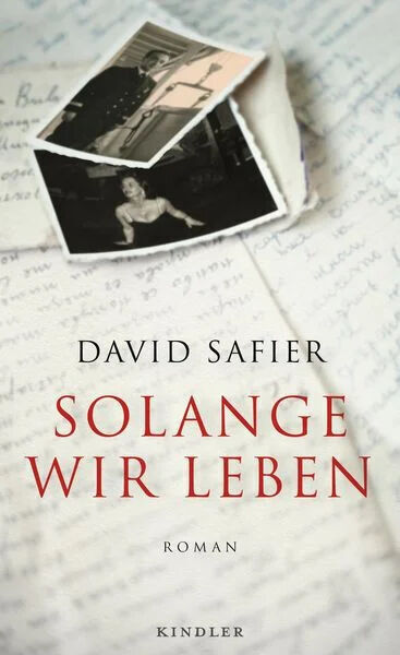 Das Buchcover des Romans 'Solange wir leben' von David Safier zeigt den Buchtitel in roten Buchstaben auf weiß-grauem Hintergrund. Über dem Titel sind alte Schwarz-Weiß-Fotografien und handgeschriebene Briefe sichtbar.