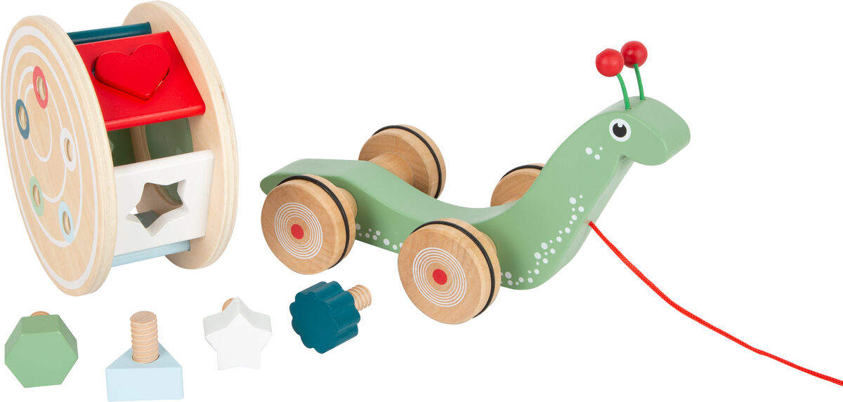 Holzspielzeug in Form einer grünen Schnecke mit rotem Faden, das als Nachziehtier dient. Dazu ein Steckspiel mit verschiedenen Formen zum Sortieren, ebenfalls aus Holz und in bunten Farben gestaltet.