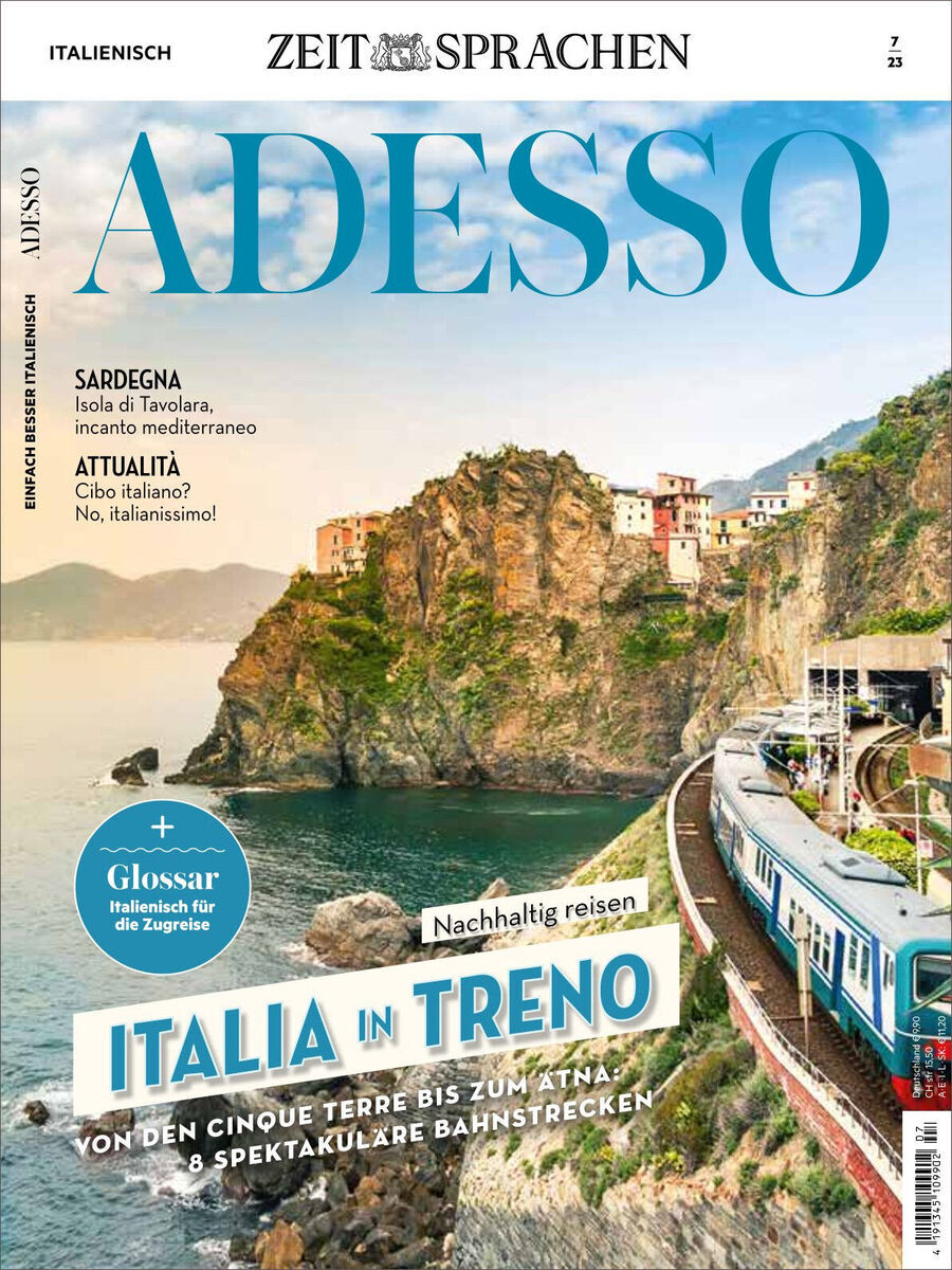 Cover des Adesso Magazins Ausgabe 07/2023. Das Titelbild zeigt eine malerische Küstenlandschaft Italiens mit einem Zug, der auf einer hohen Klippe entlangfährt. Große Aufschrift: 'Italia in Treno'. Oben: 'Zeit Sprachen' und 'Adesso'.