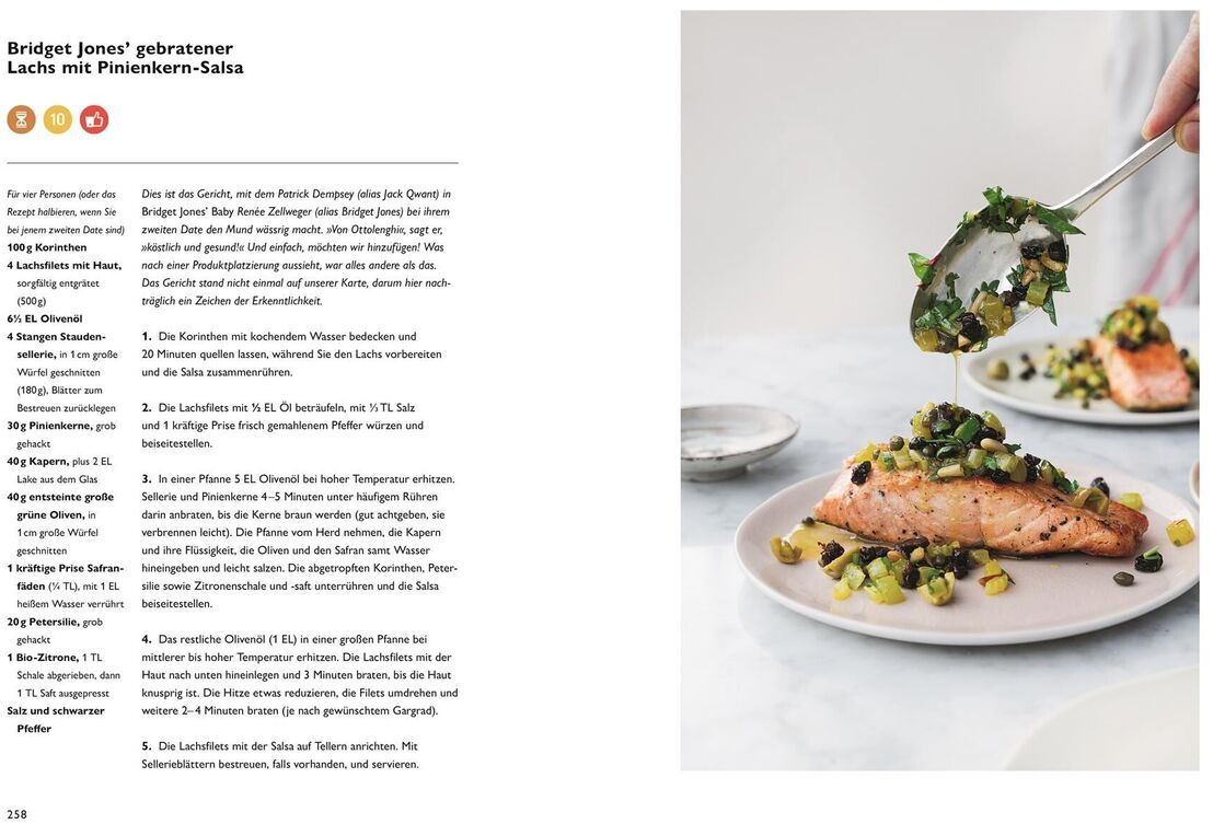 Eine Seite aus dem Kochbuch 'Simple' von Yotam Ottolenghi. Links eine Rezeptbeschreibung von Bridget Jones' gebratenem Lachs mit Pinienkern-Salsa. Rechts ein Bild des fertigen Gerichts: Ein Stück Lachsfilet auf einem Teller, garniert mit einer farbenfrohen Mischung aus Pinienkernen und Kräutern.