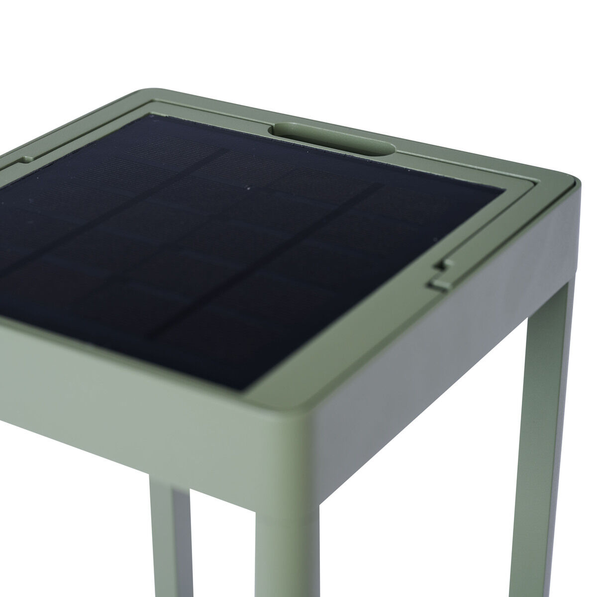 Das Bild zeigt das Windlicht »Wega« groß (50 cm) von Sienagarden in olivgrün. Es hebt sich durch eine moderne, kantige Form mit dunkler Glas- oder Solarfläche hervor. Das Windlicht wirkt robust, hochwertig verarbeitet und zeitlos elegant, ideal für Außenbereiche.