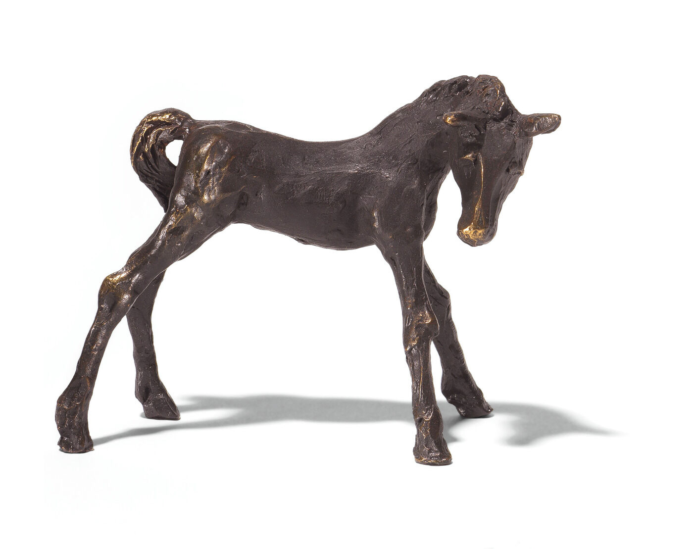 Die Abbildung zeigt eine bronzefarbene Skulptur eines Fohlens mit lebendigen Details. Die Figur steht aufrecht mit ausdrucksvoller Körperhaltung, ideal als Dekoration für Tierliebhaber und Kunstinteressierte.