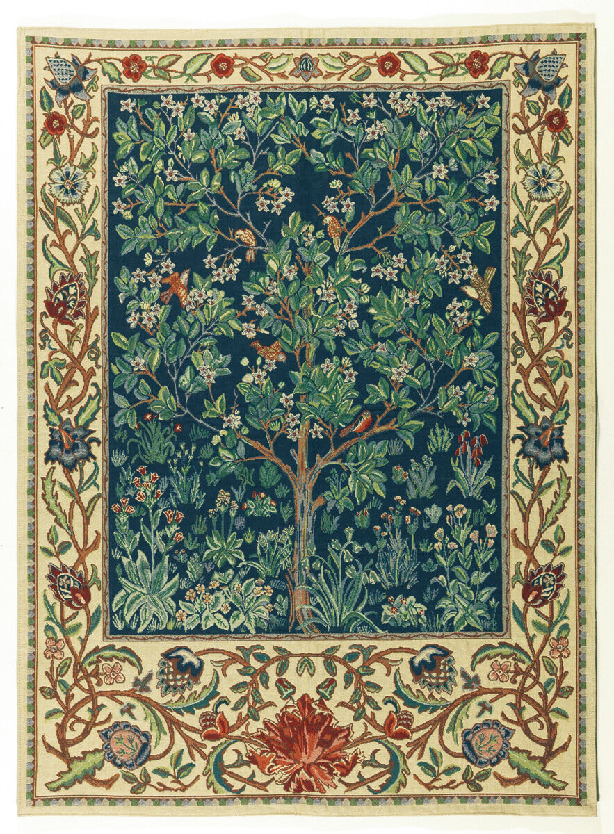 Wandteppich „Tree of Life“ nach William Morris zeigt einen detaillierten Lebensbaum mit grünen Blättern und bunten Vögeln auf einem blauen Hintergrund, umgeben von einem floralen Rand mit roten und beigen Farbtönen.